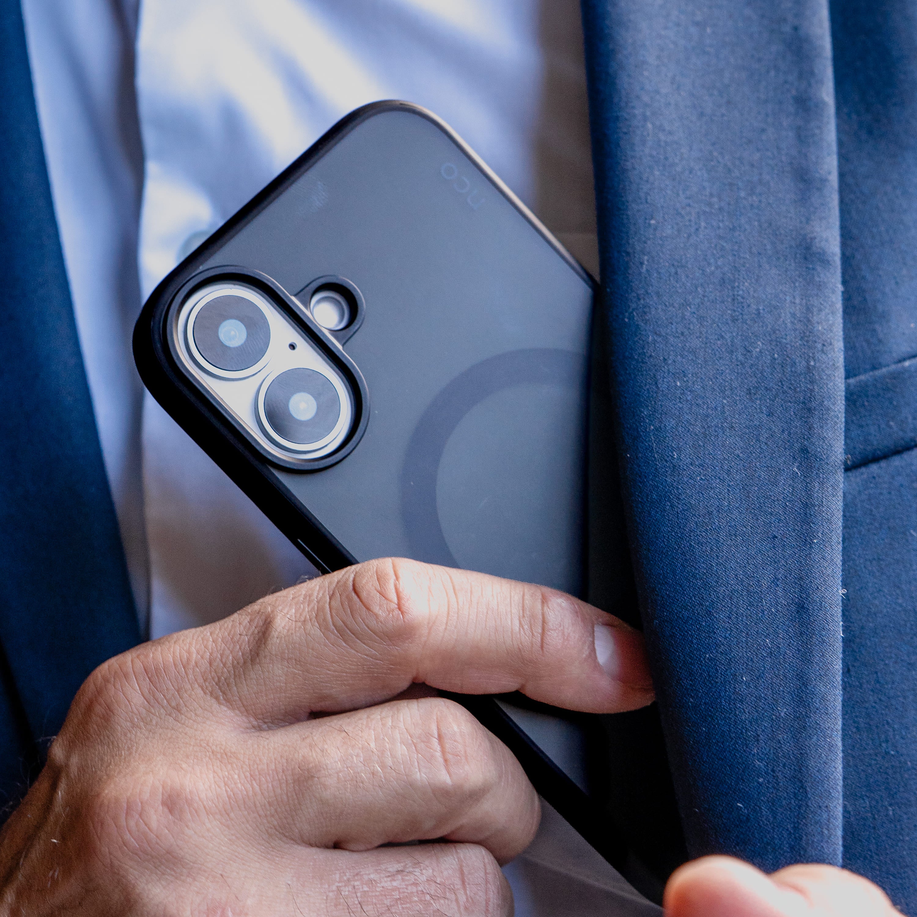 Funda SafeCase Lite disponible en color negro para iPhone 17