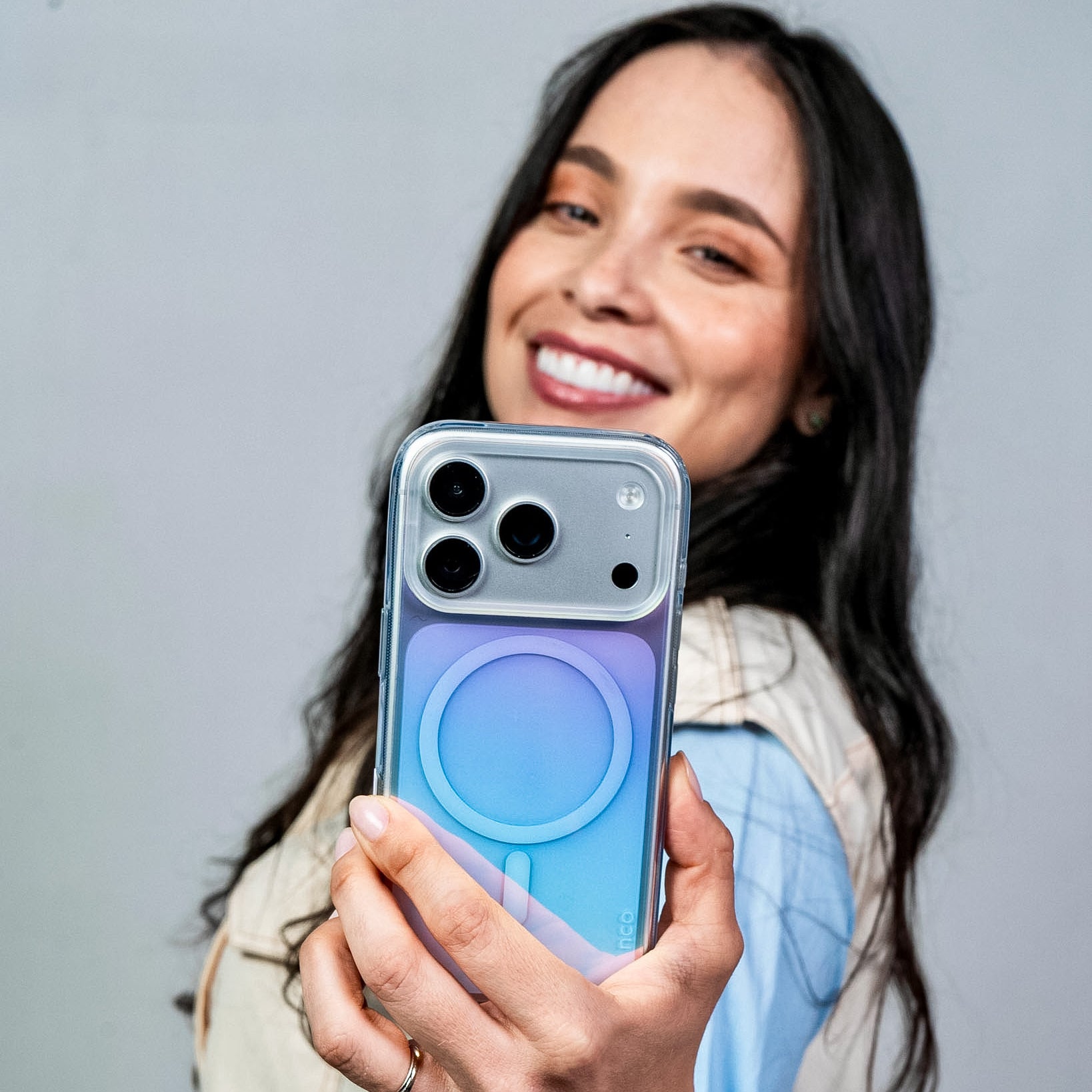 Funda SafeCase Rainbow para iPhone 17 Pro Max mostrando acabado holográfico arcoíris y protección completa