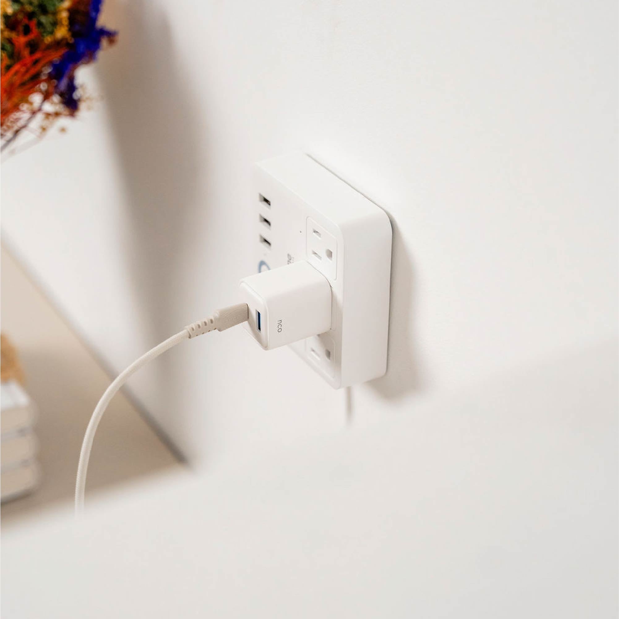 Mujer con cargador PowerPlug Mini 20W