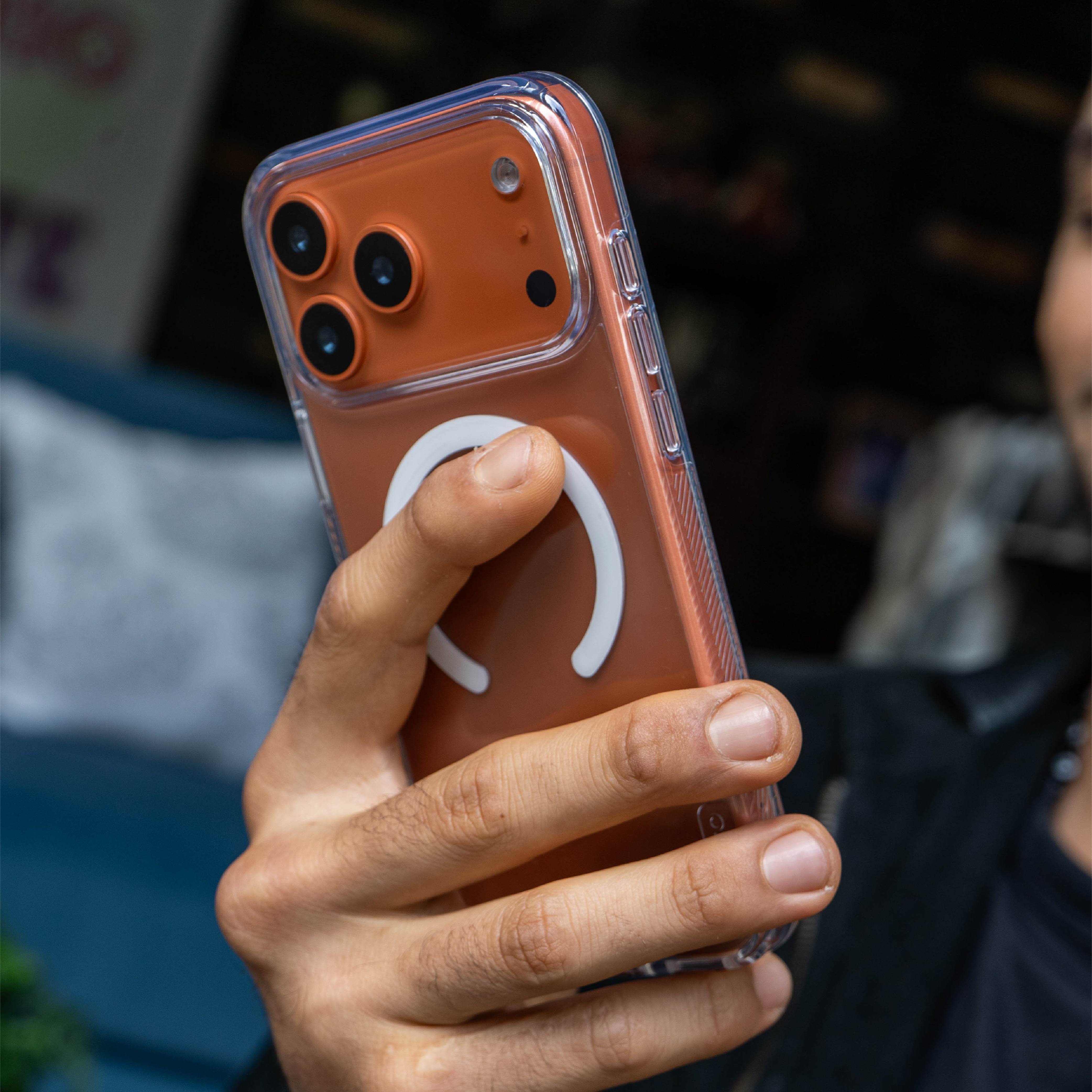 Funda SafeCase Force transparente para iPhone 17 Pro en uso real mostrando claridad y protección