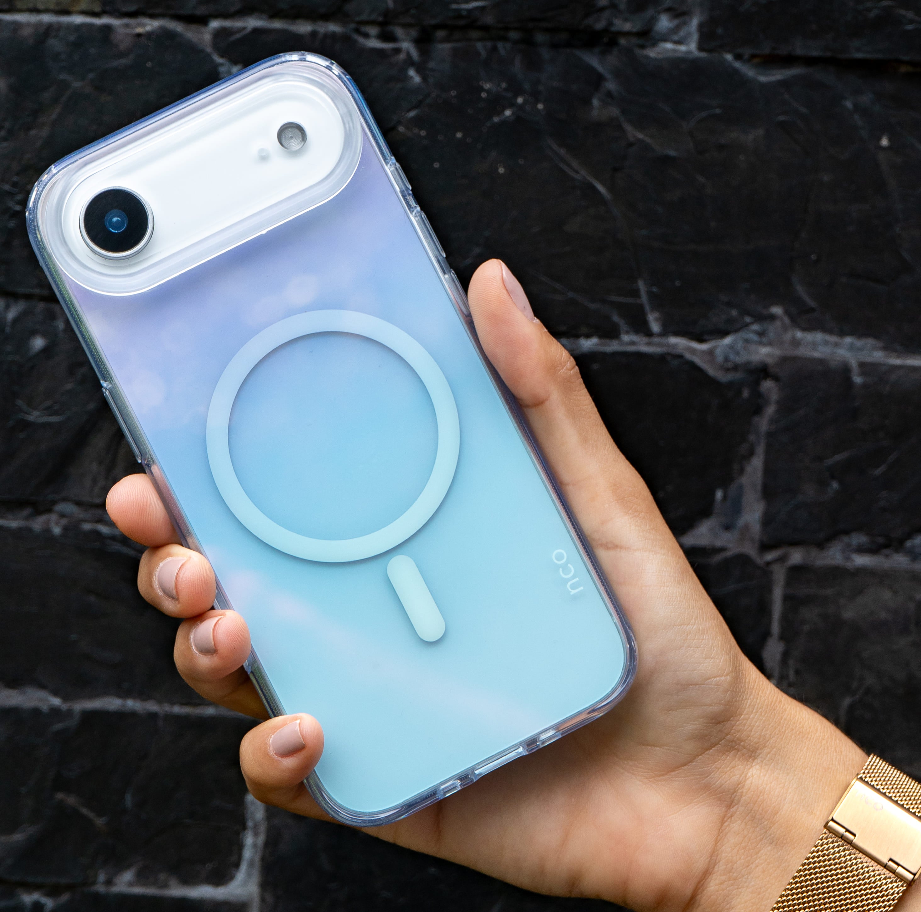 iPhone Air con funda SafeCase Rainbow arcoíris instalada mostrando efecto iridiscente