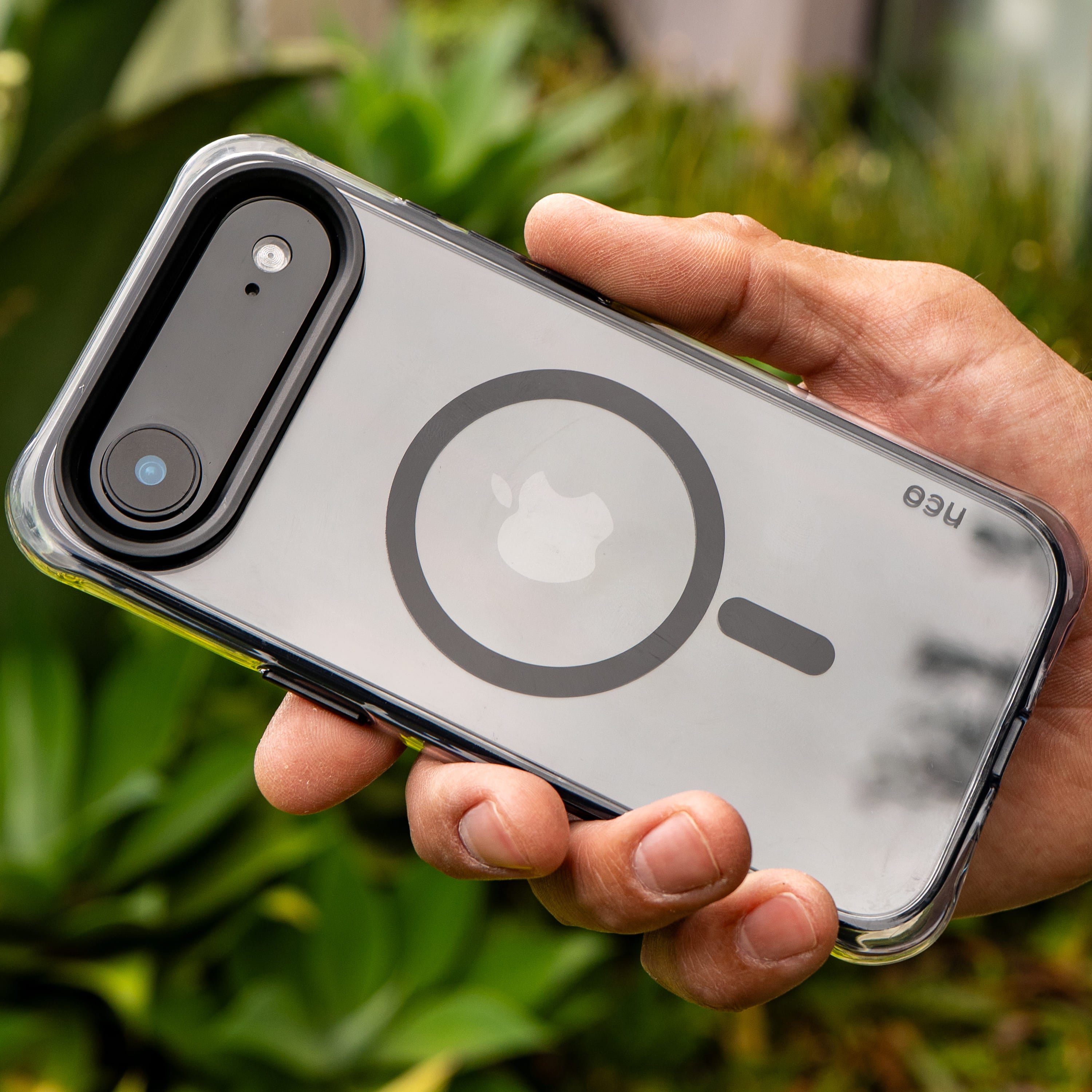 Funda SafeCase Ultra negra para iPhone Air en uso diario con protección militar