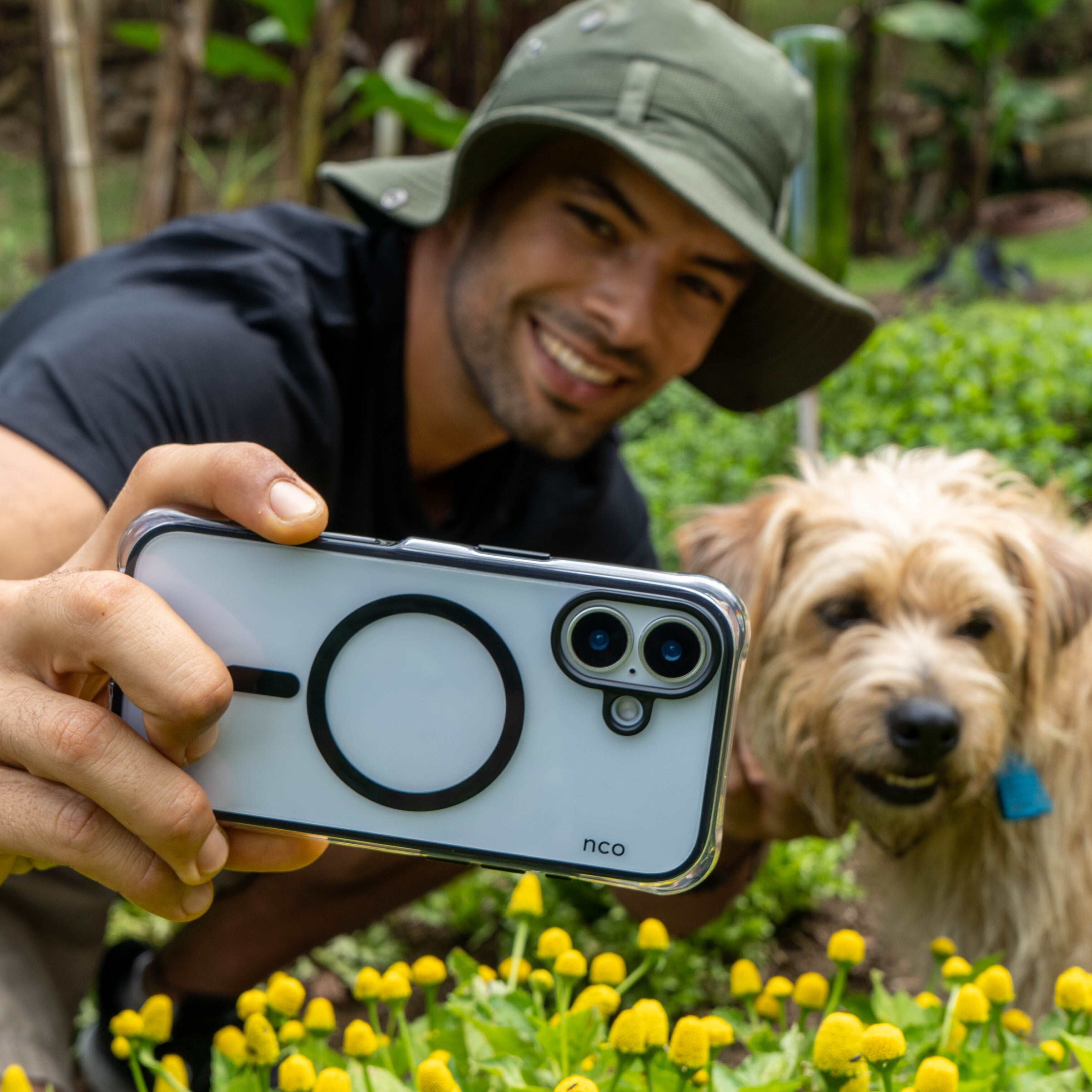 iPhone 17 con funda SafeCase Ultra negra instalada mostrando protección completa