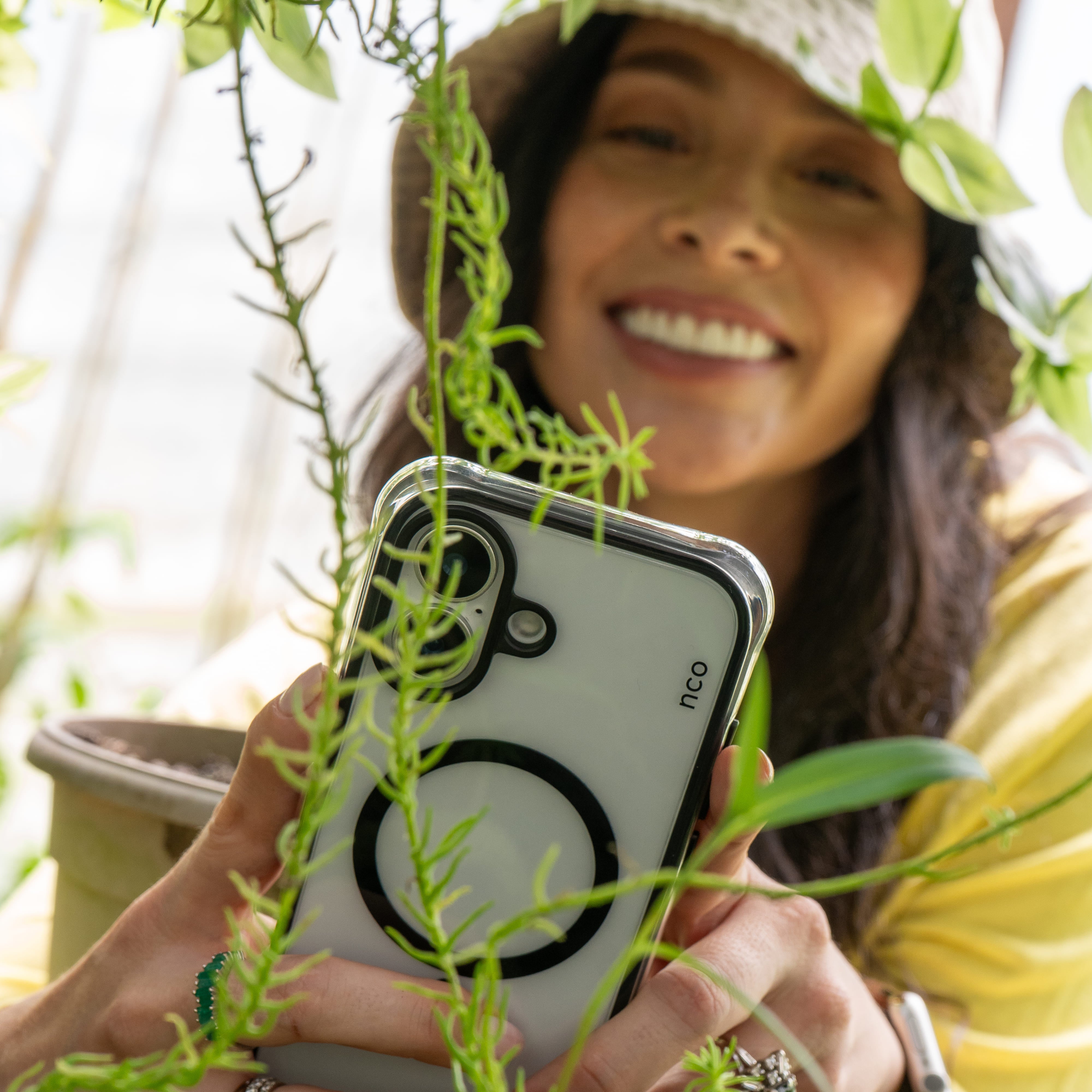 Funda SafeCase Ultra negra para iPhone 17 en uso diario con protección militar