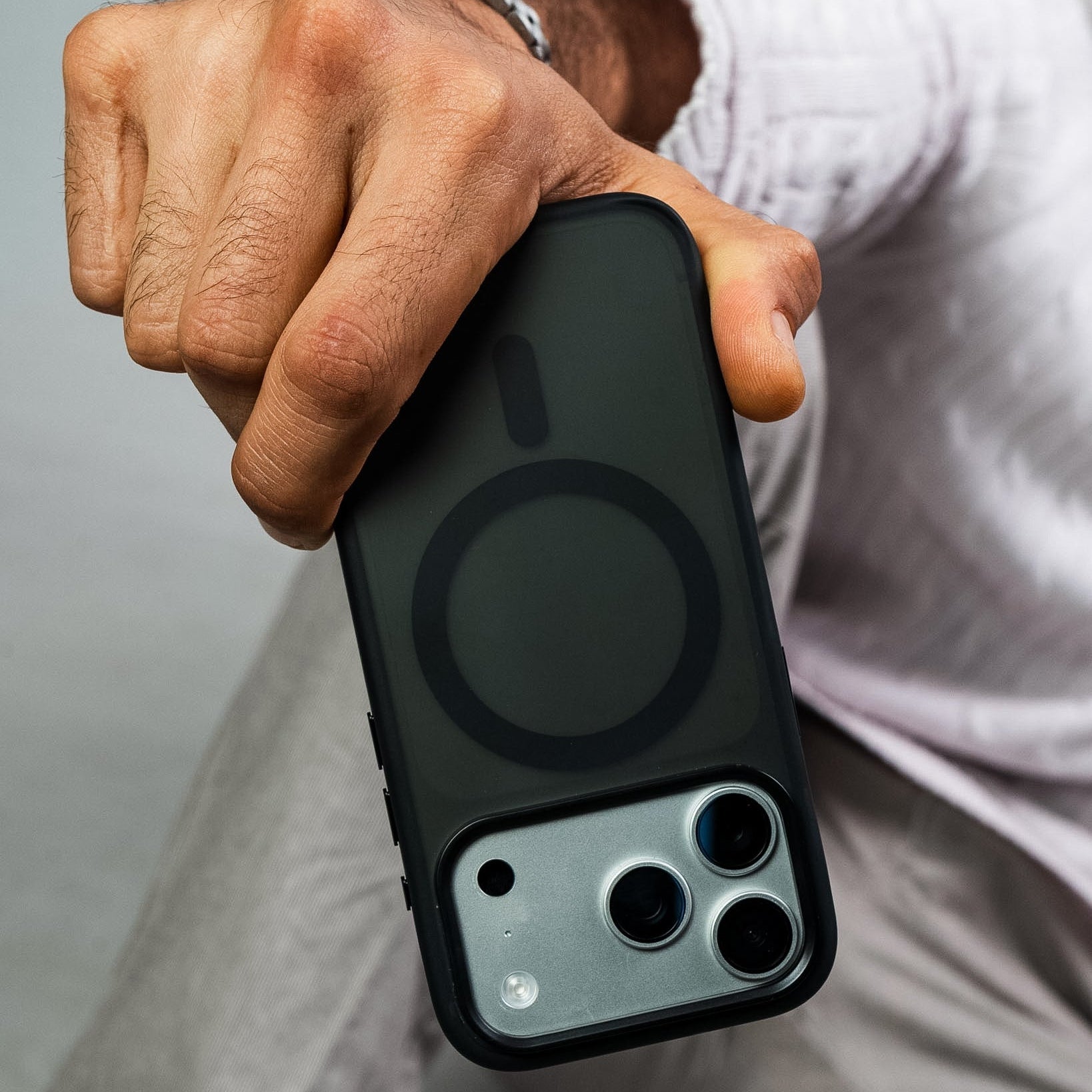 Funda SafeCase Lite disponible en color negro para iPhone 17 Pro