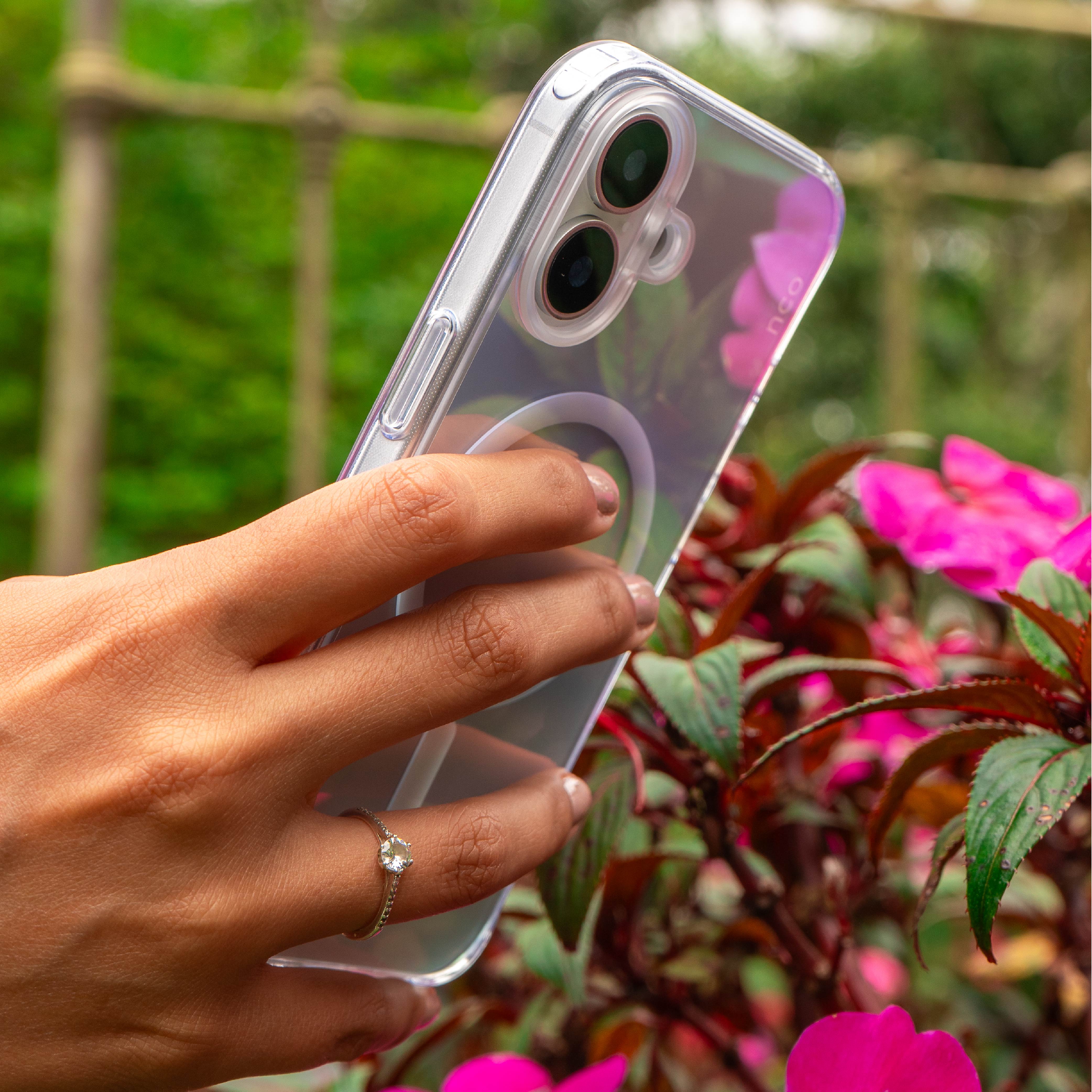 iPhone 17 con funda SafeCase Clear transparente instalada mostrando diseño original del dispositivo