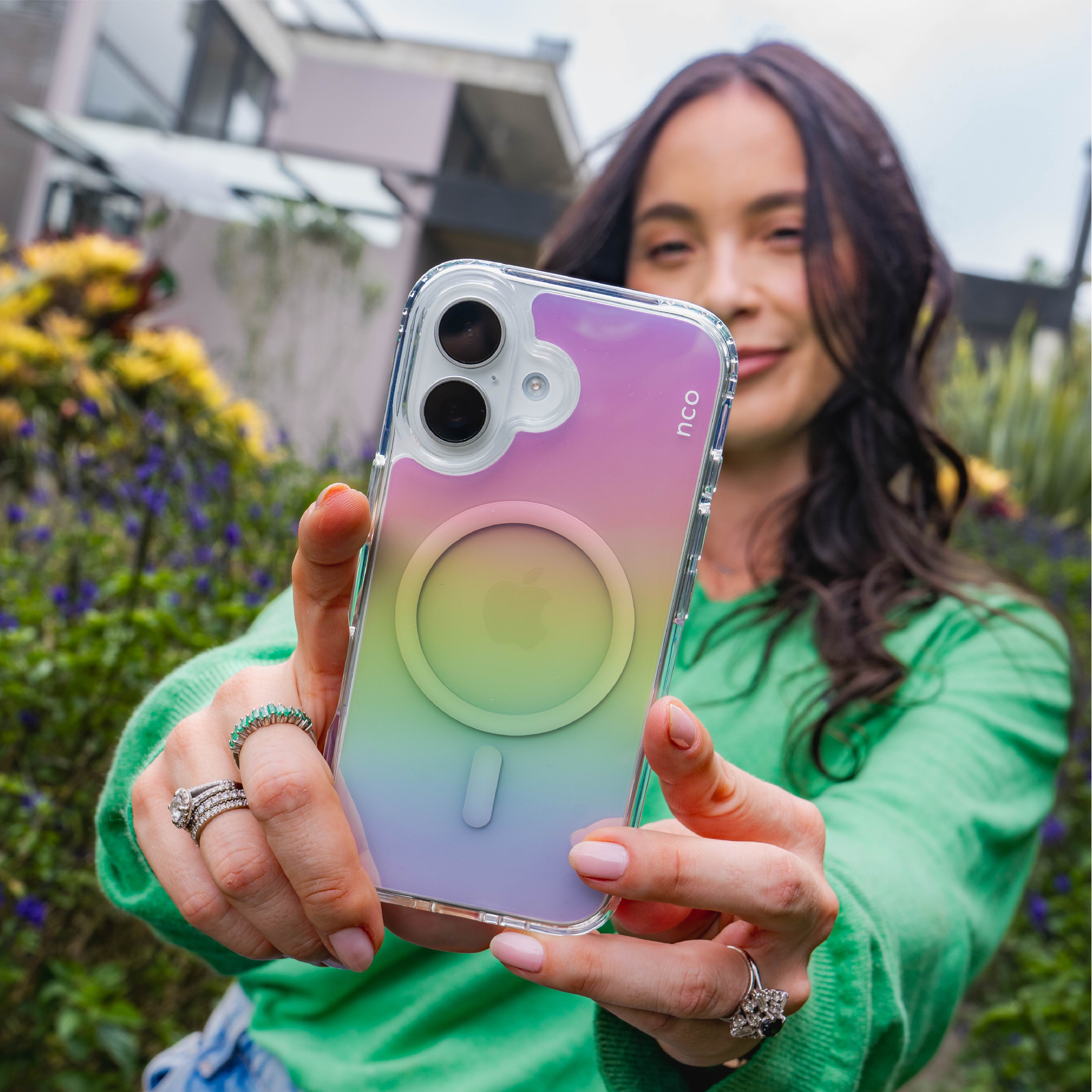 Phone 17 con funda SafeCase Rainbow arcoíris instalada mostrando efecto iridiscente