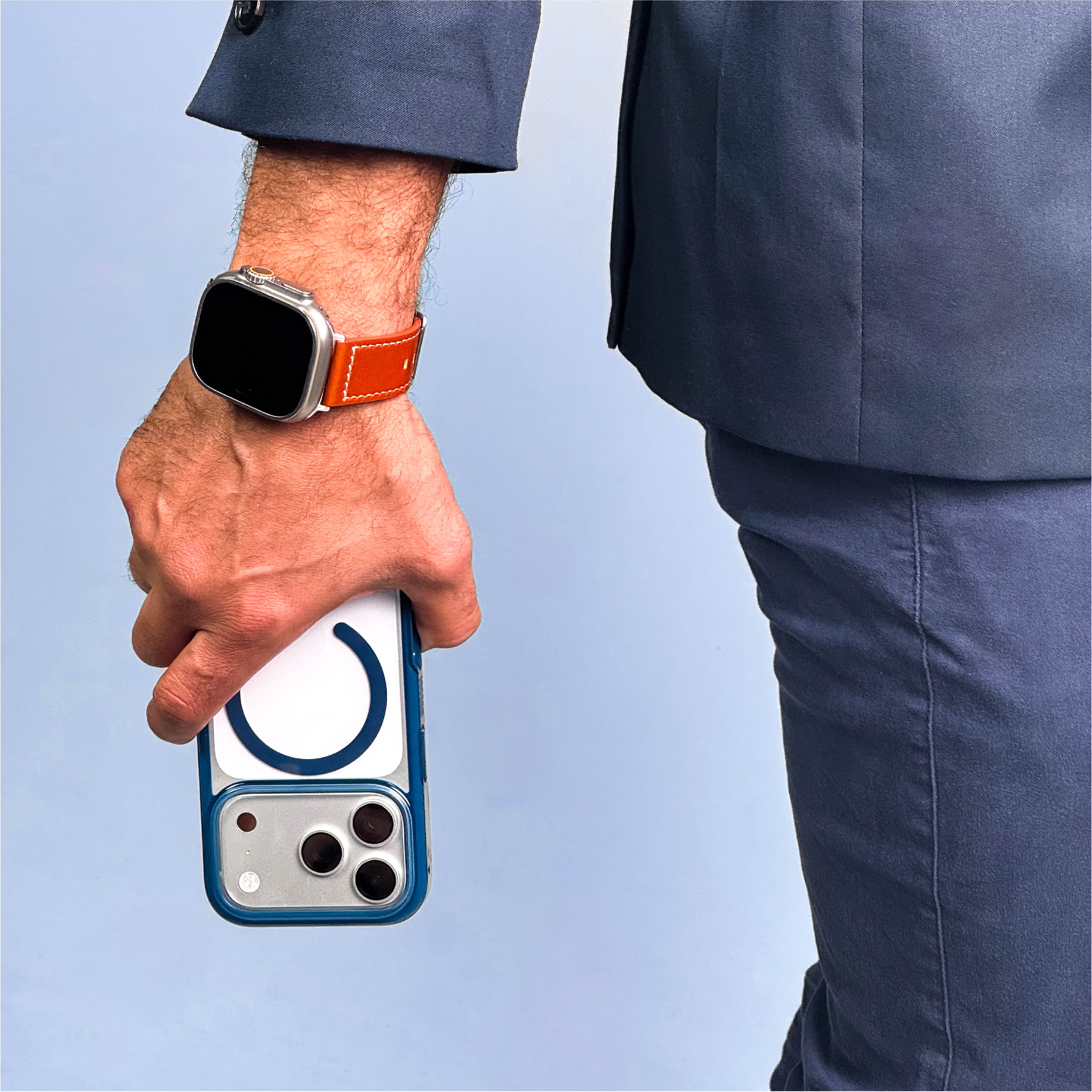 iPhone 17 Pro con funda SafeCase Force azul naval instalada mostrando diseño elegante