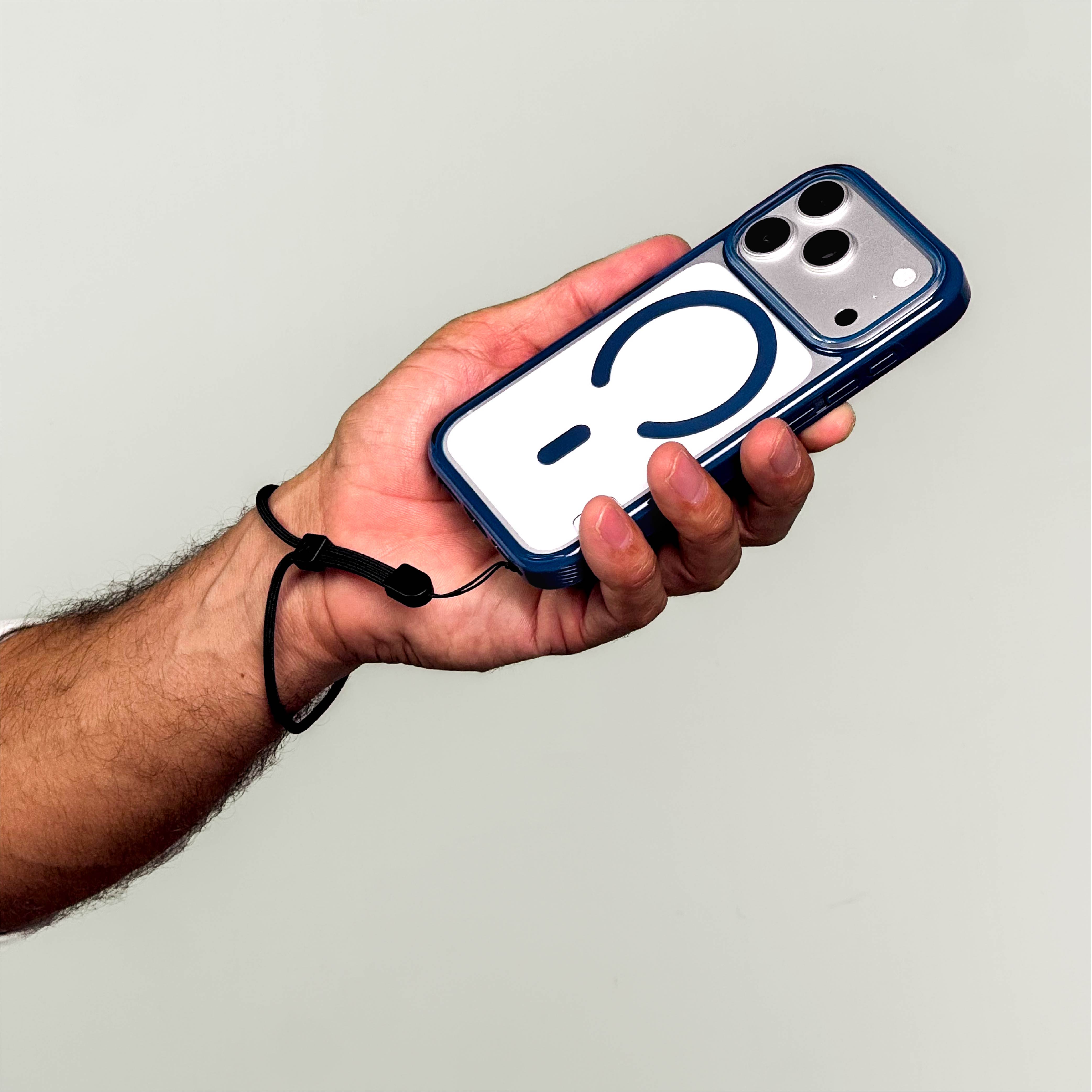 iPhone 17 Pro Max con funda SafeCase Force azul naval instalada mostrando diseño elegante