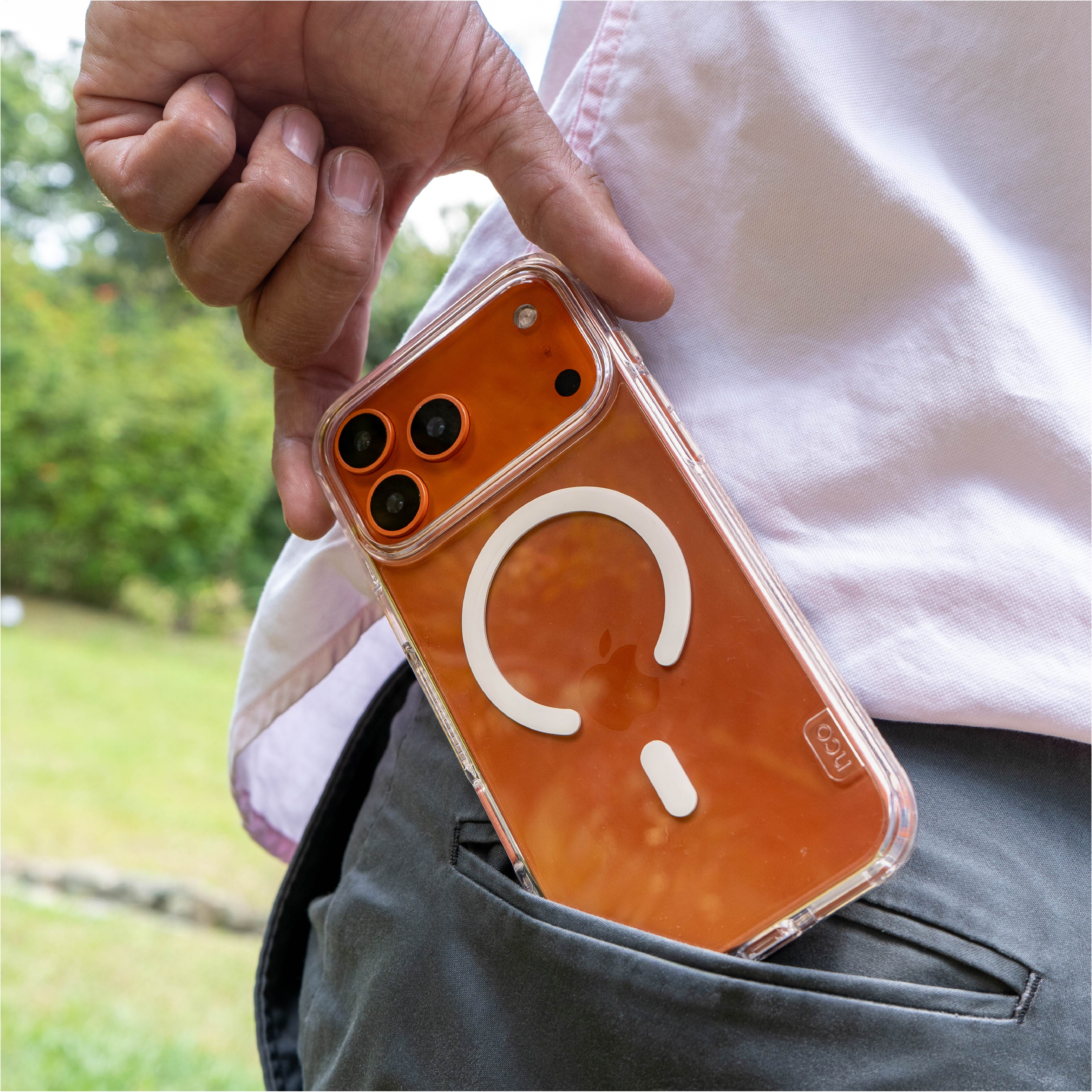 iPhone 17 Pro color naranja con funda SafeCase Force transparente instalada mostrando diseño original