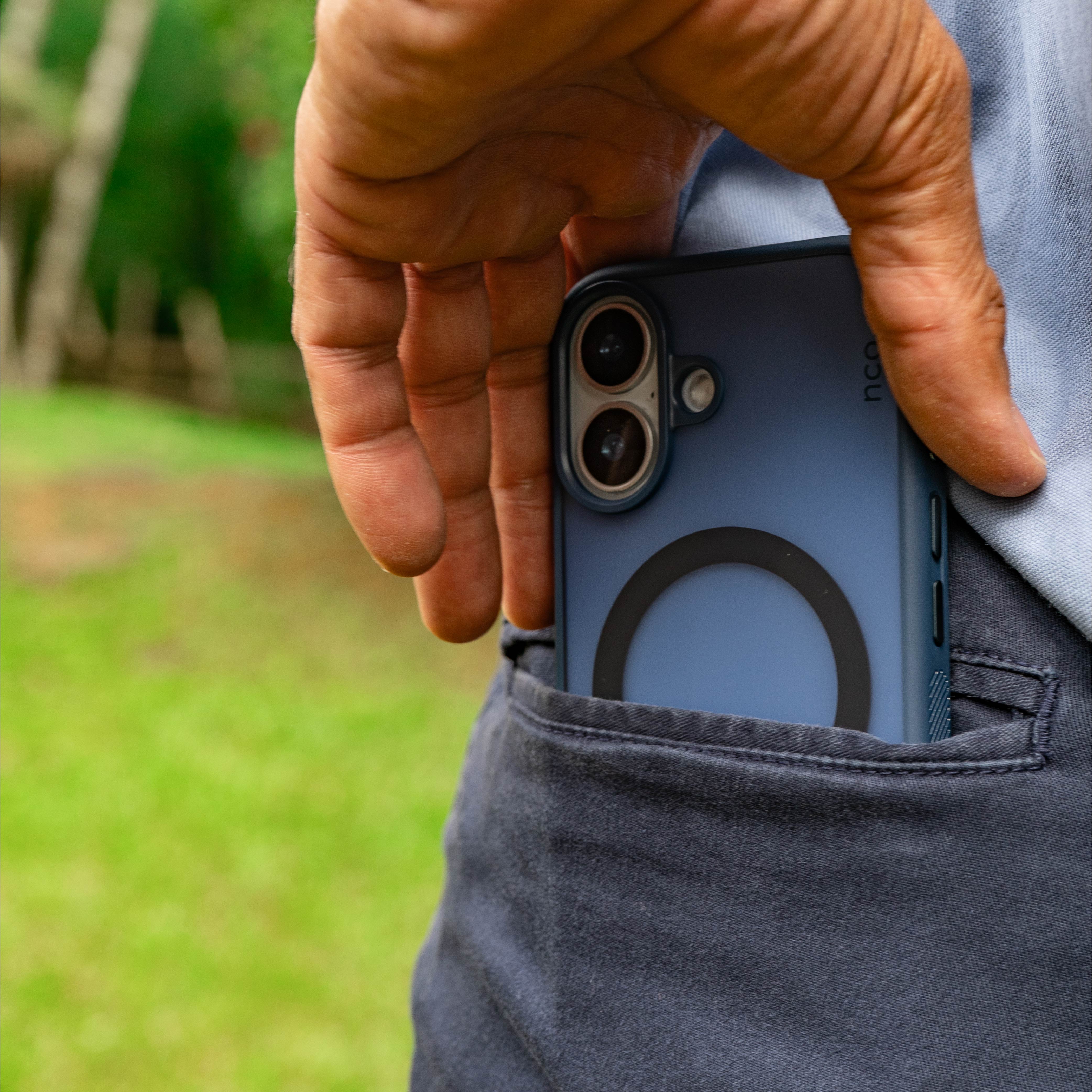 Funda SafeCase Lite azul naval para iPhone 17 en uso diario con protección ligera