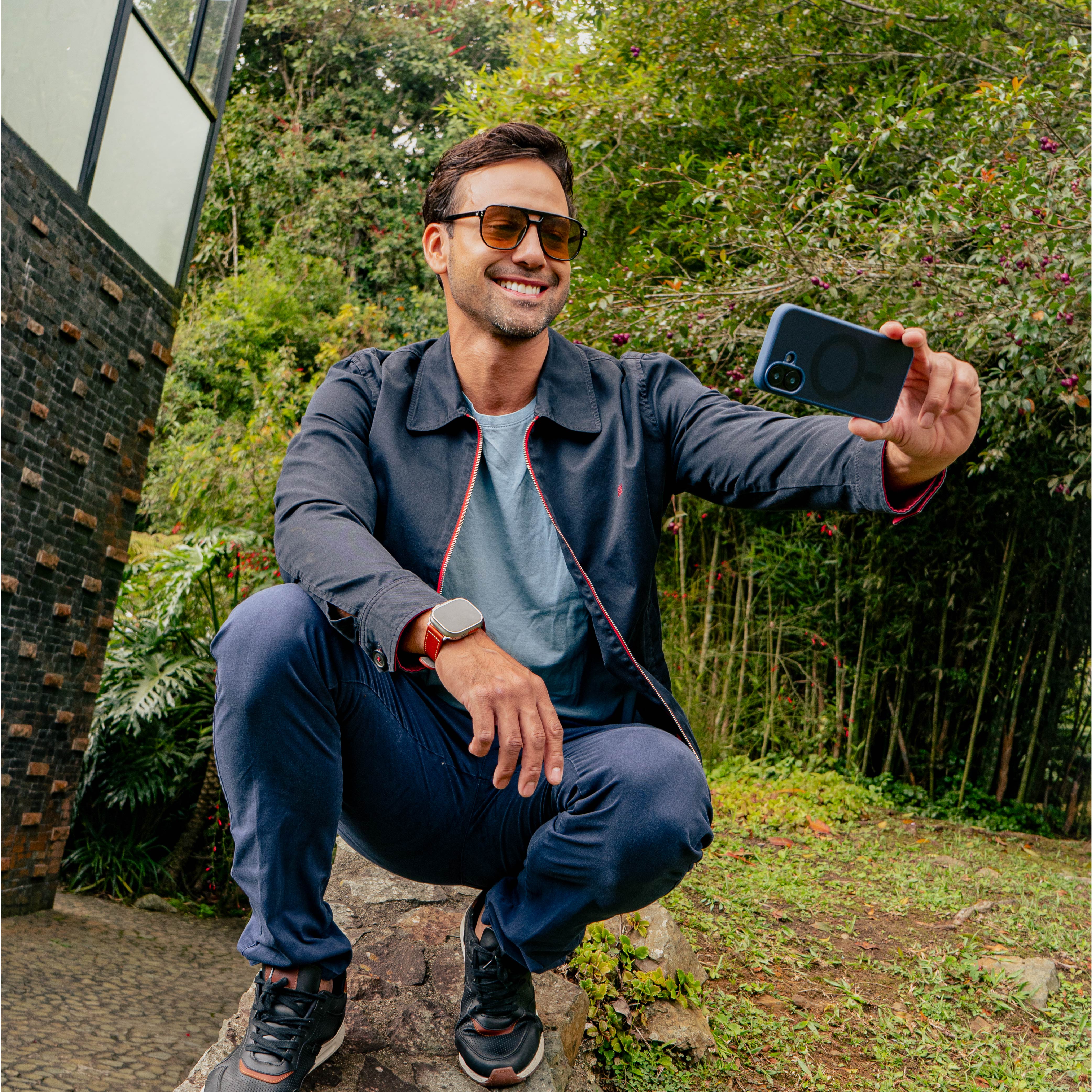 Funda SafeCase Lite disponible en color azul naval vibrante para iPhone 17