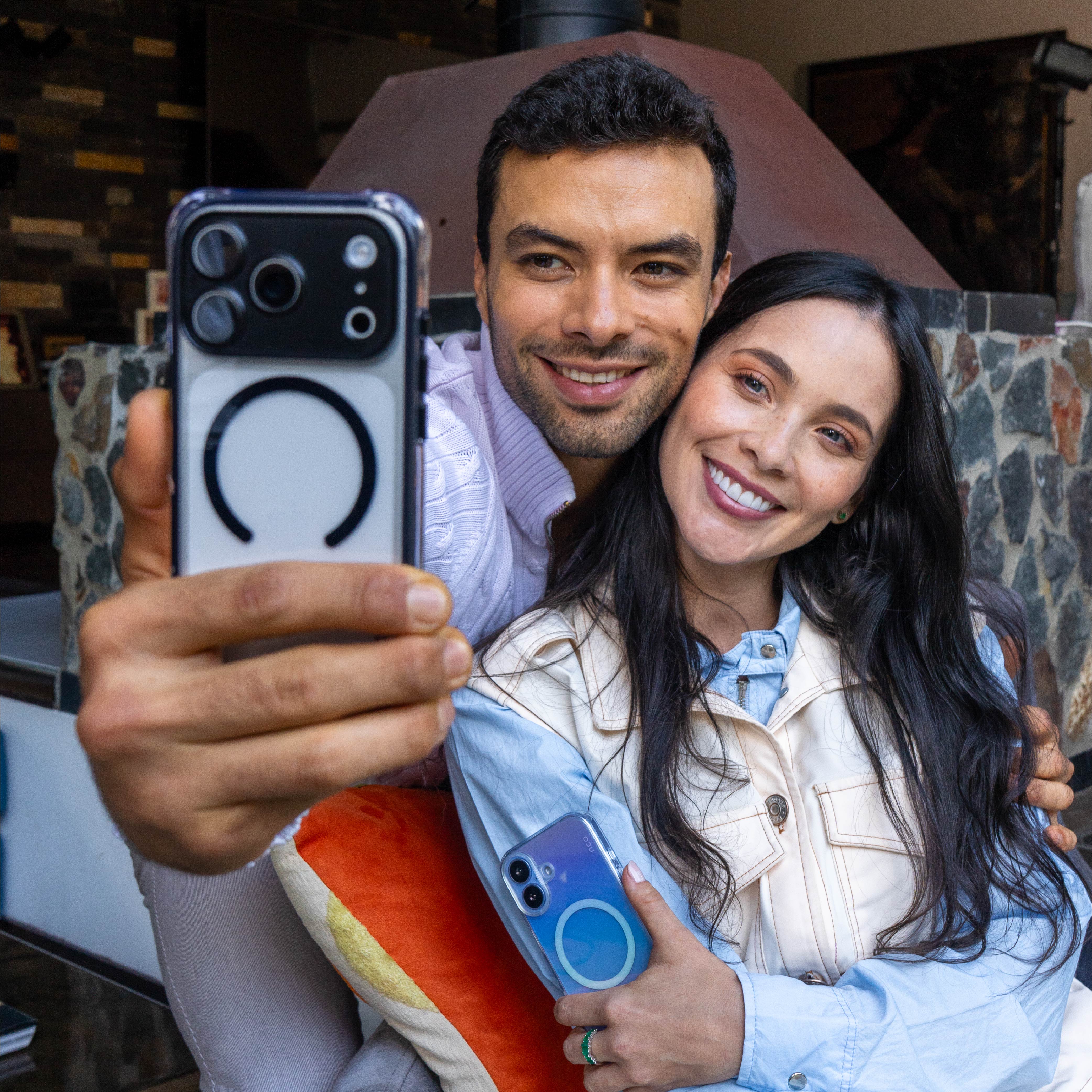 Funda SafeCase Ultra negra para iPhone 17 Pro en uso diario con protección militar