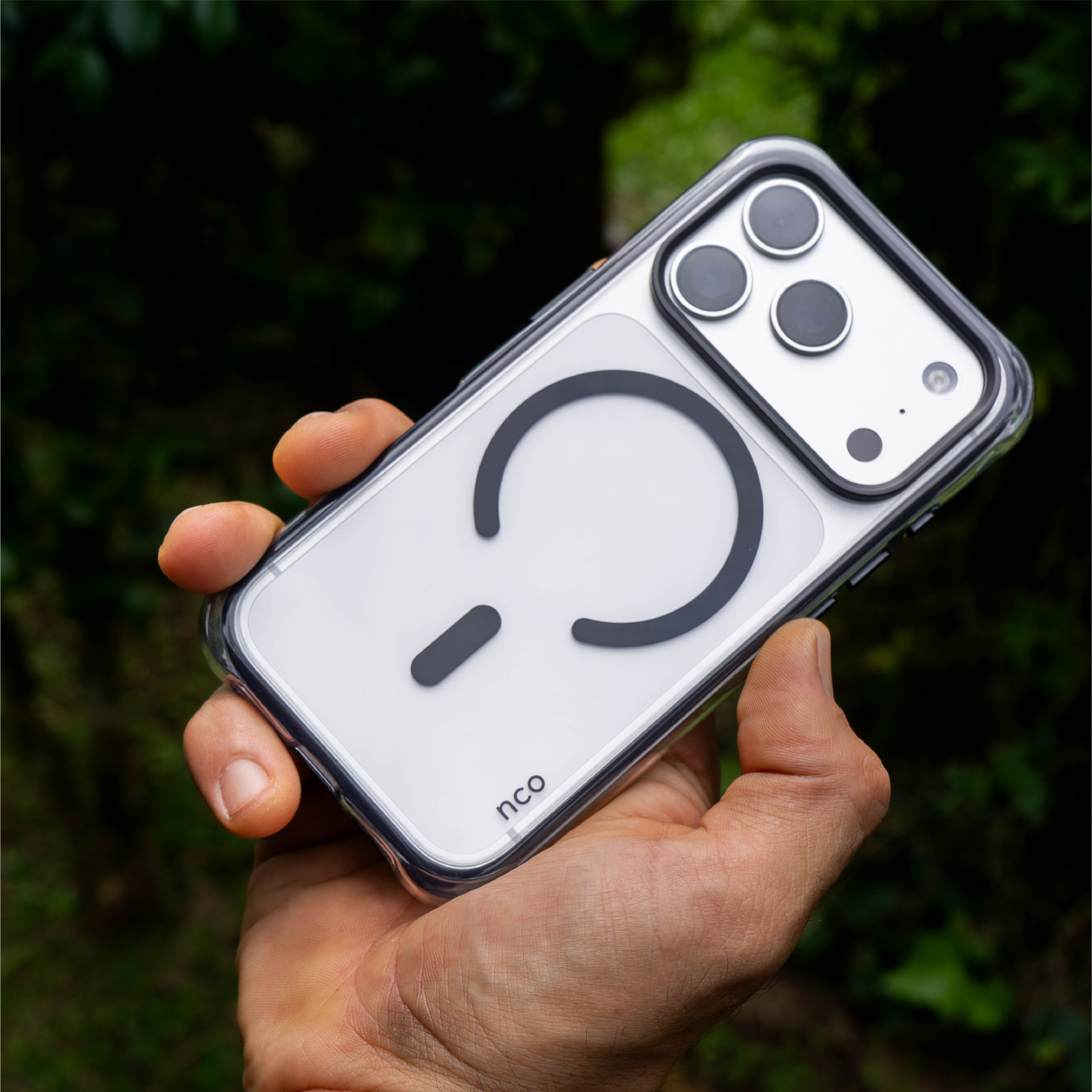 iPhone 17 Pro con funda SafeCase Ultra negra instalada mostrando protección completa